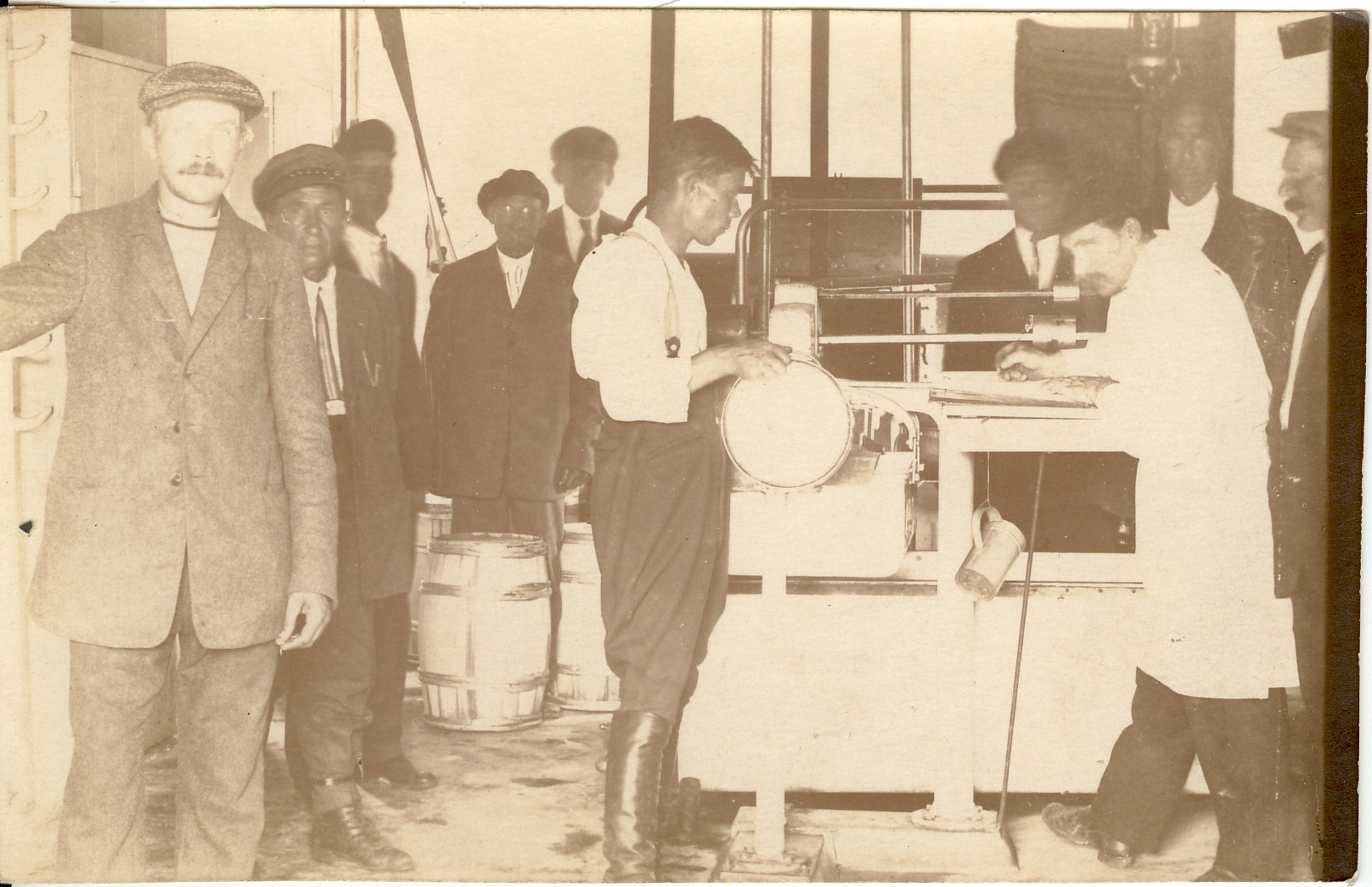 foto, Türi Ühispiimatalituses piima  kaalumine vastuvõtmisel 1930-ndatel a.