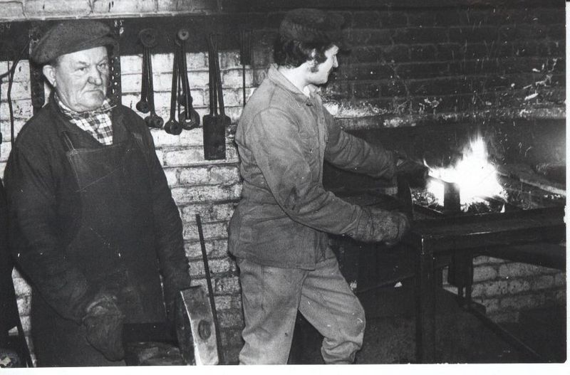 Taevaskoja kolhoosi sepikoda ja sepad