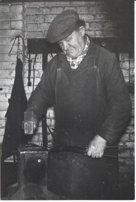 Taevaskoja kolhoosi sepikoda ja sepp