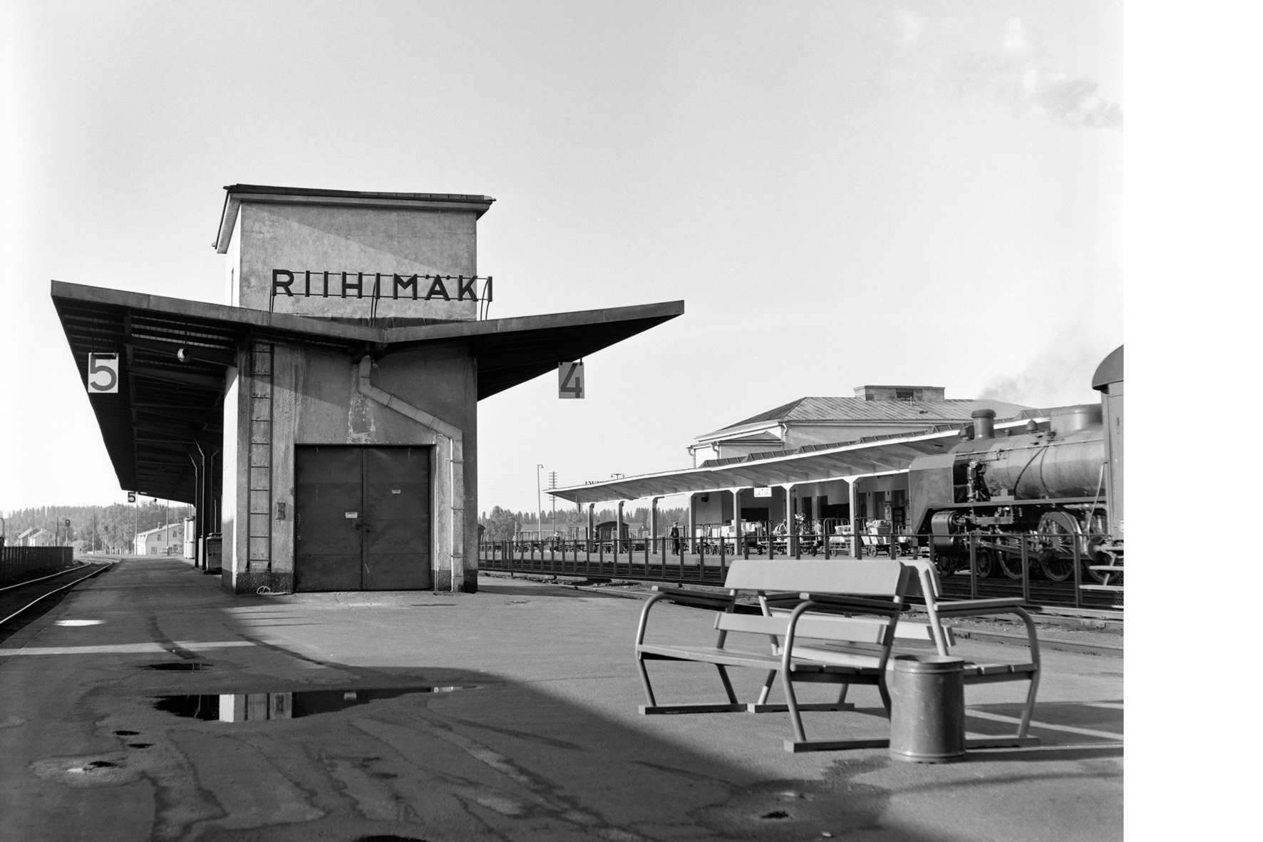 Riihimäen asemalaituri kuvattuna etelän suuntaan vuonna 1958, kuvaaja Odert Lackschéwitz. Kuva: Riihimäen kaupunginmuseo