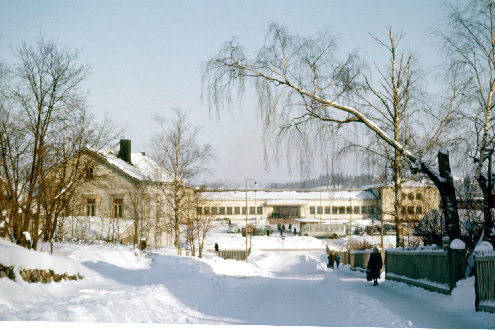 Talvinen asema-aukio, edessä rautatieasema ja vasemmalla Paloheimon pääkonttori. Kuvattu Apteekinmäen rinteestä Maantieltä. Kuva: Riihimäen kaupunginmuseo