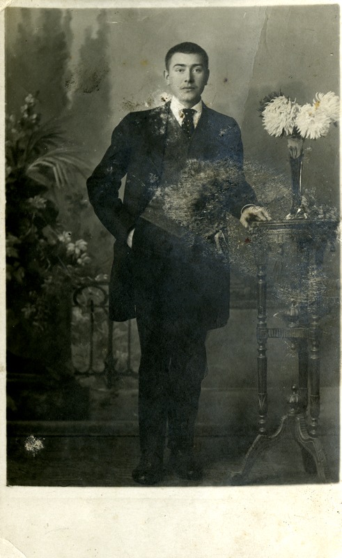 Noormehe täisportree