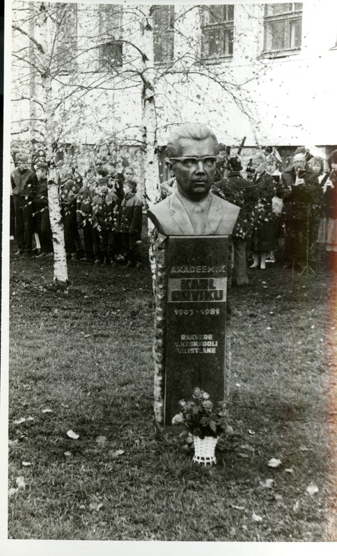 Karl Orviku mälestussammas Rakvere I Keskkooli ees