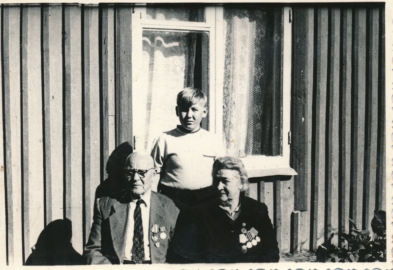 Eduard Liivak abikaasa ja pojapojaga Aukülas