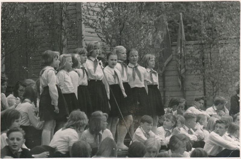 Rakvere Pioneerimaja noorte laulu- ja tantsuansambel