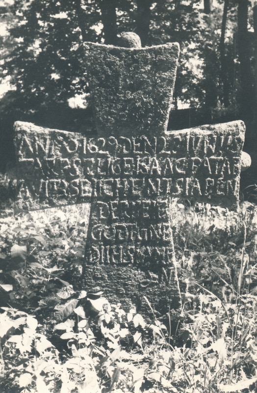 Kivirist Viru-Nigula kirikuaias
