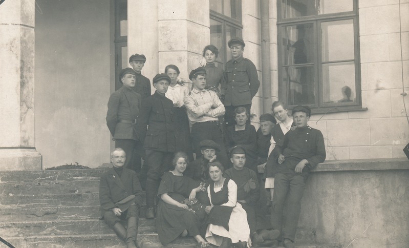 Grupp Rakvere Õpetajate Seminari õpilasi Malla mõisahoone trepil