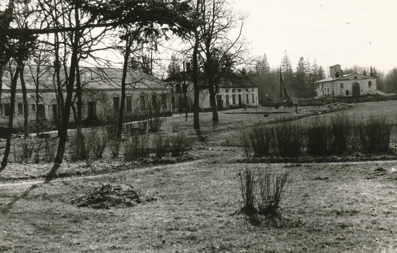 Vaade Aaspere mõisa kõrvalhoonetele