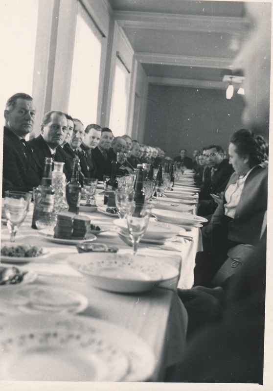 Partisanide kokkutulekust osavõtjad peolauas Mustvee sööklas