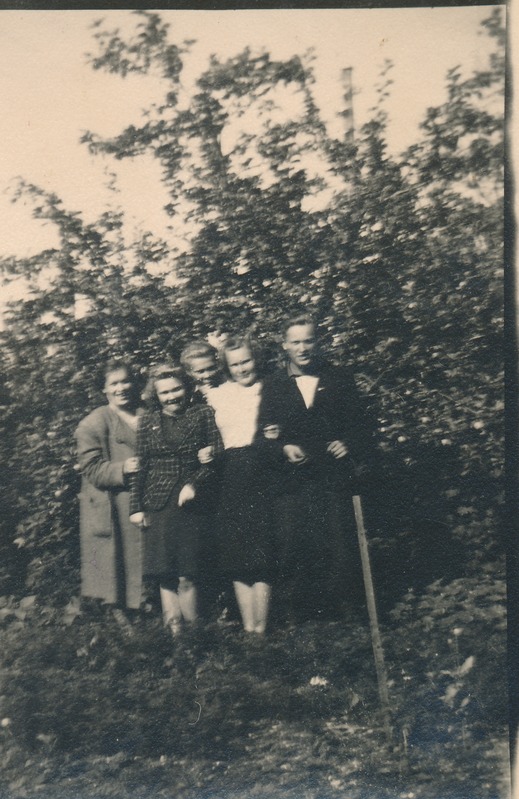 Kommunistlikud noored Rakvere Pioneerimaja aias