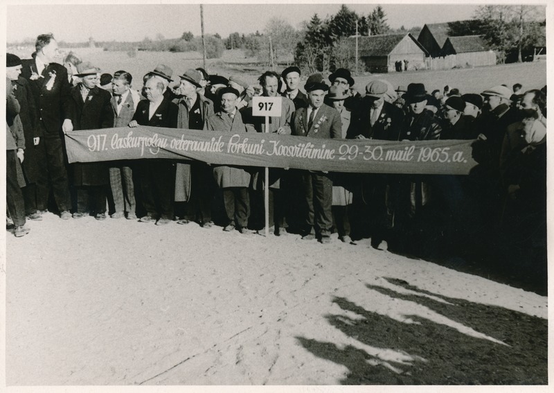 Veteranid Loksa külas vennaskalmistul