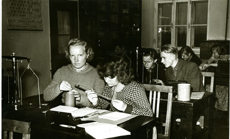 Õpilased laboratoorsetel töödel