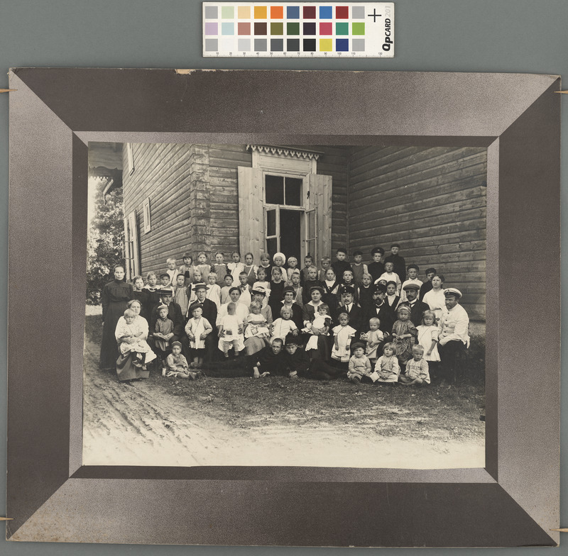 Rakvere Haridusseltsi koolimaja juures