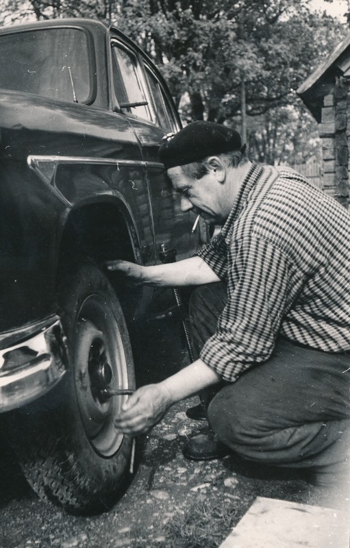 Osvald Tooming oma kodus Haljalas