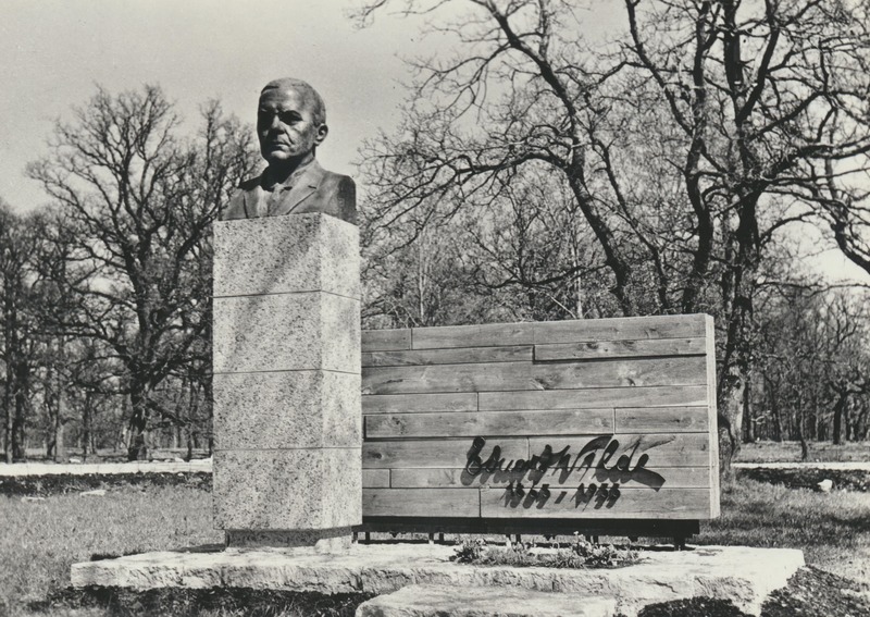 Eduard Vilde mälestussammas Pajustis