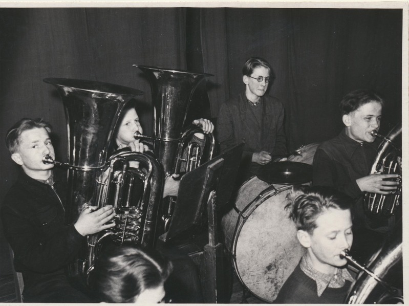 Rakvere Internaatkooli puhkpilliorkester mänguhoos