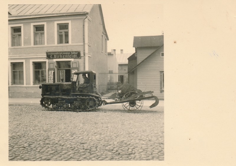 Esimene nõukogude traktor Rakvere Hobulaenutuspunktile
