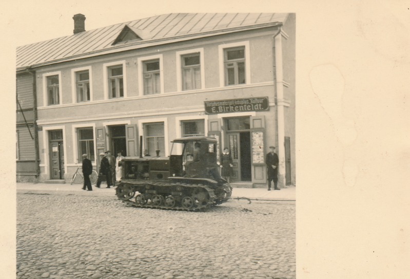 Esimene nõukogude traktor Rakvere Hobulaenutuspunktile