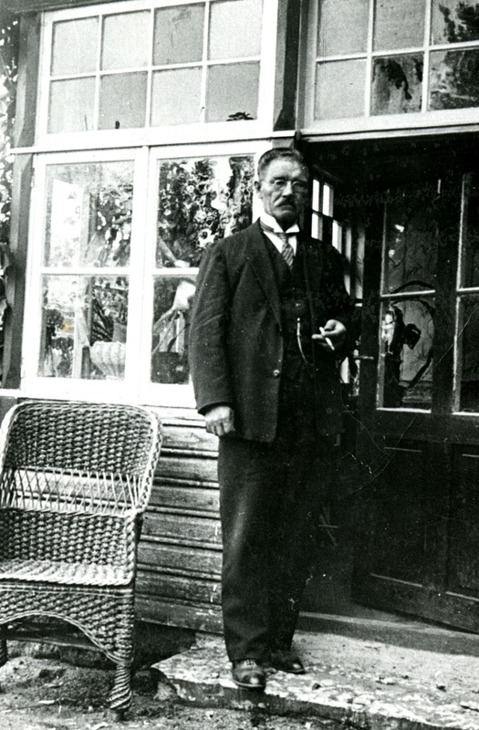 Jakob Liiv oma maja ees