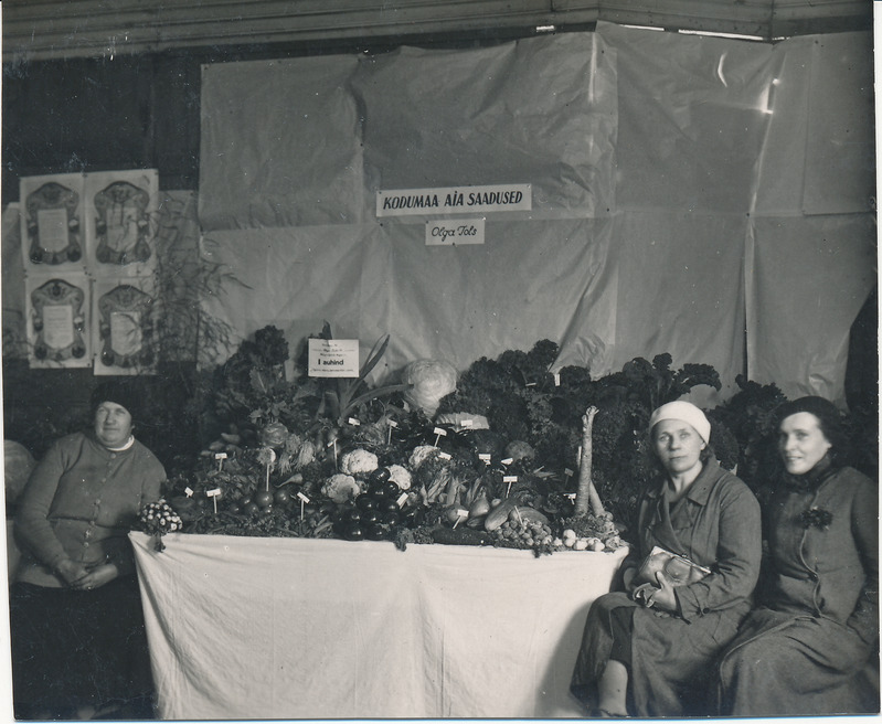 Olga Tols aiasaaduste näitusel