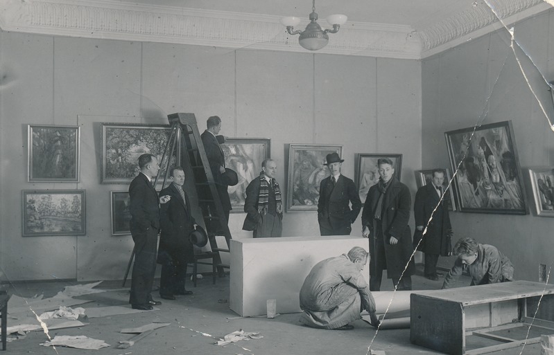 Kunstnikud kunstinäituse ülespanemisel Tartus