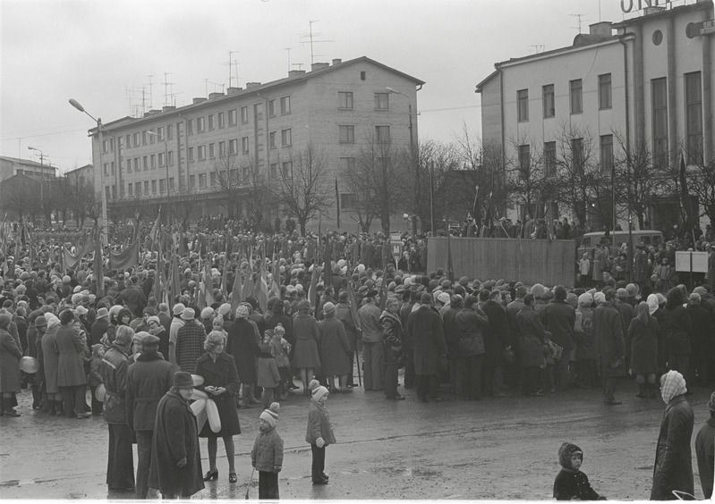 Rakvere. Oktoobrirevolutsiooni aastapäeva paraad Turu platsil