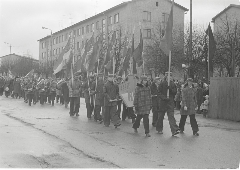 Rakvere. Oktoobrirevolutsiooni aastapäeva paraad Turu platsil