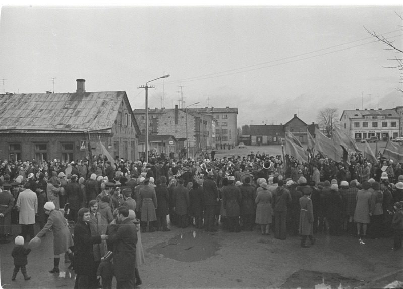 Rakvere. Oktoobrirevolutsiooni aastapäeva paraad Turu platsil