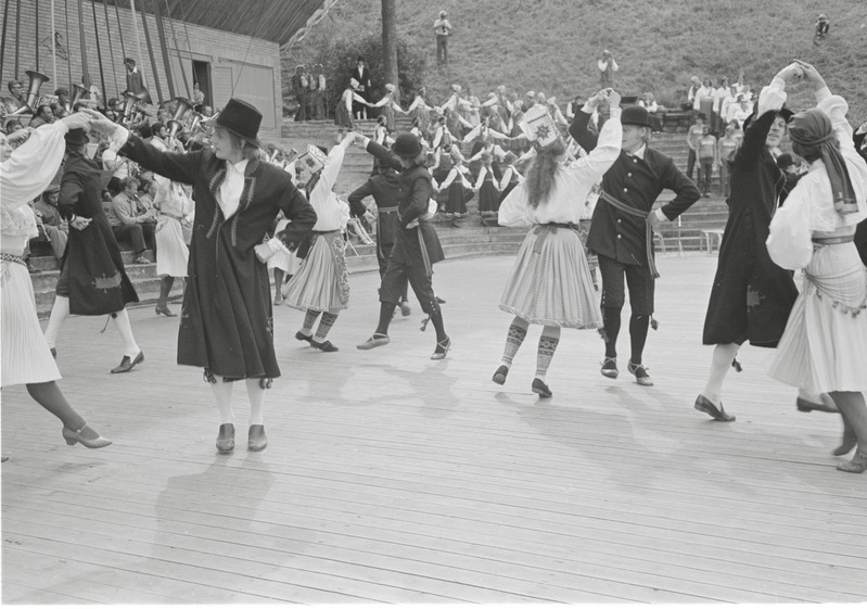 Vabariiklik tantsuansamblite kontsert Rakvere Vallimäel