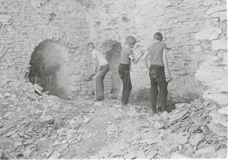 Rakvere "Kodulinna" lapsed linnuses tööl