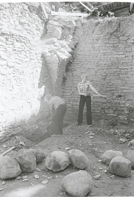 Rakvere "Kodulinna" lapsed linnuses tööl