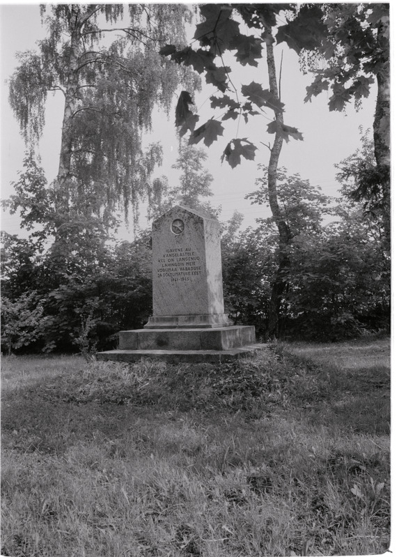 Vennashaud mälestussambaga Tamsalus