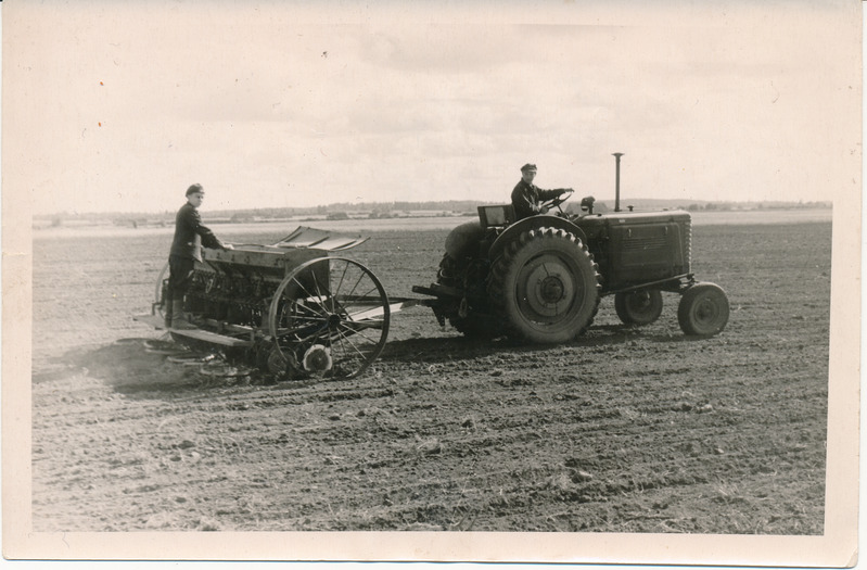 Traktor Vaeküla põllul