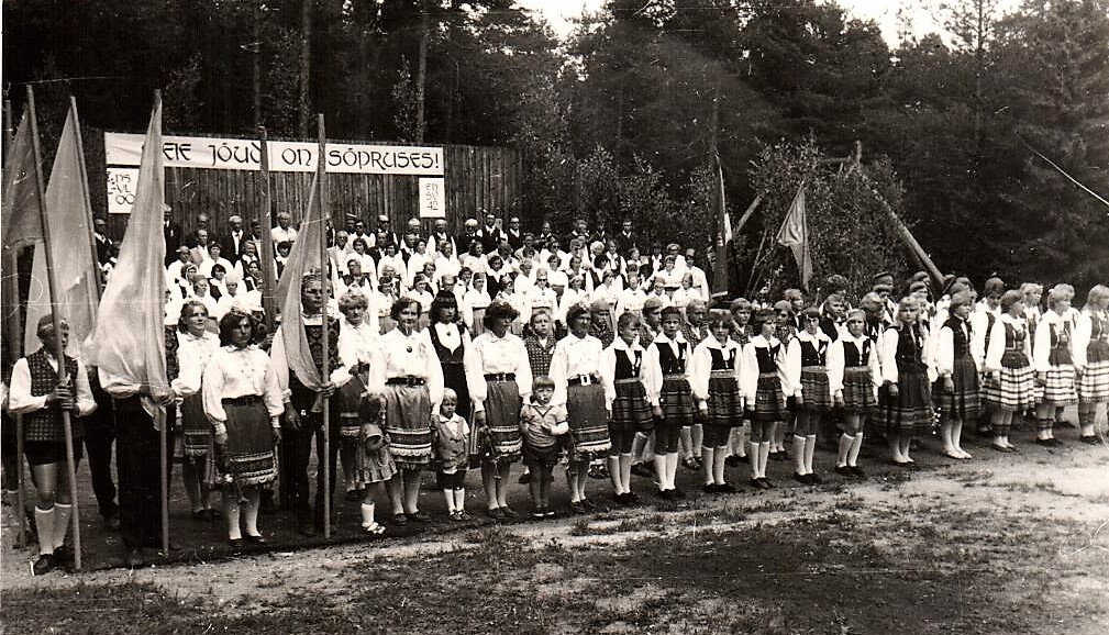 Rahvapidu Iisaku lauluväljakul 1982