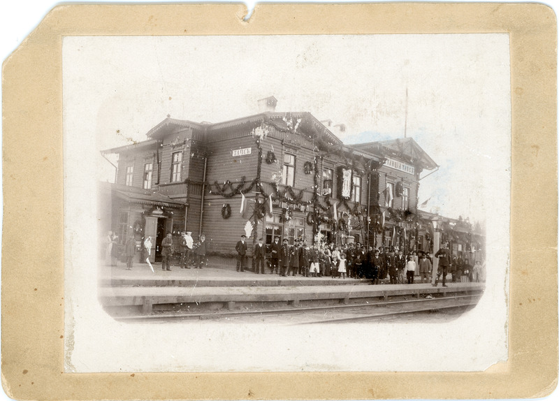 Vanikutega ehitud Tapa jaamahoone ja töötajad, ca 1912.