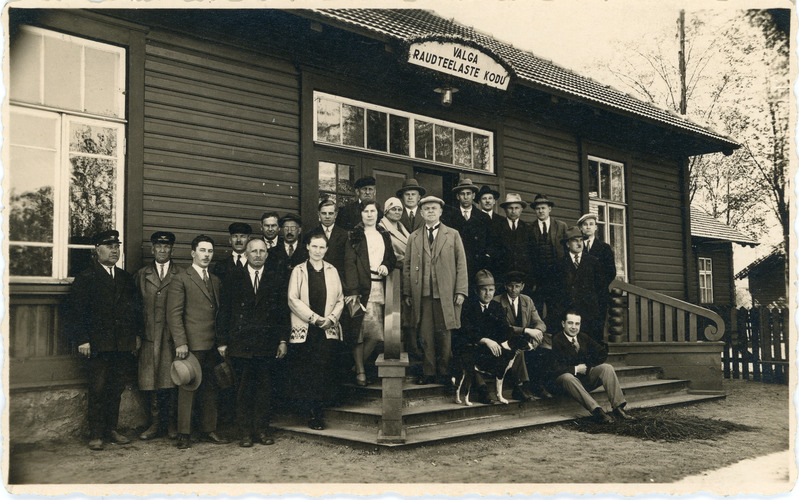 Insener Richard Mitt'i 60. sünnipäeva ja 25. a. tööjuubelit korraldav toimkond Valga Raudteelaste Kodu ees, 1930. Fotograaf Gustav Saag.