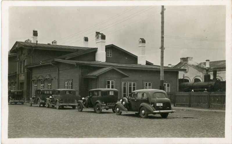 Autod Rakvere jaamas, 1930. aastatel.
