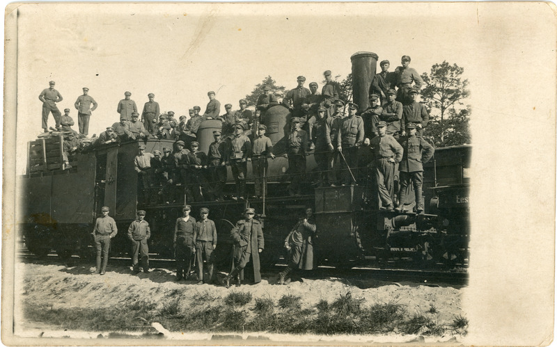 Soomusrongi auruvedur sõduritega manöövrite ajal Klooga jaamas, 15. juuni 1922.