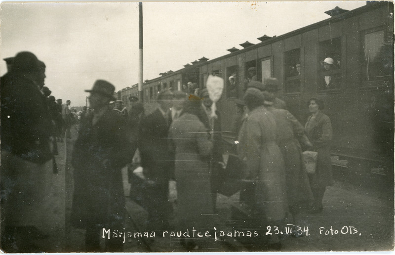 Reisirong ja reisijad Märjamaa raudteejaamas, 23. juuni 1934. Fotograaf Heinrich Ots.