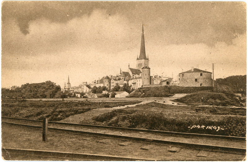 Vaade raudteelt Oleviste kirikule ja Tallinna vanalinnale. Fotograaf Parikas.