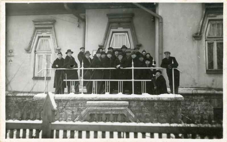 Raudteelased Raudteevalitsuse Ehitusameti I liinijaoskonna kontorihoone trepil Rannamäe tee 3 a Tallinnas, veebruar 1937.