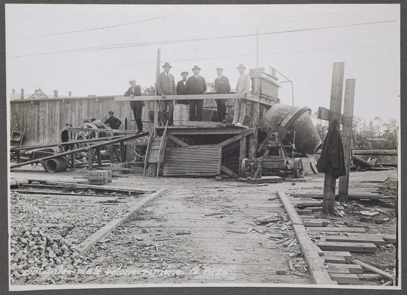 Paldiski maantee raudteeviadukti ehitus Tallinnas: komisjon sõidutee plaadi betoneerimist vaatlemas, 18.august 1926.
