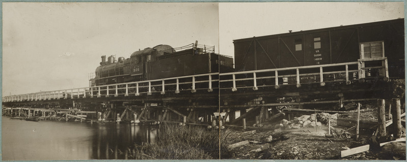 Sõjapurustused ja taastamine Eesti raudteel: rong auruveduriga Э 29 Pedja ajutisel raudteesillal 383. kilomeetril Tapa-Tartu liinil, 1940. aastad.