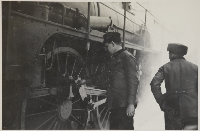 Pilte Eesti raudteedelt: vedurimeeskonna liige reisirongi auruvedurit kontrollimas, 1930