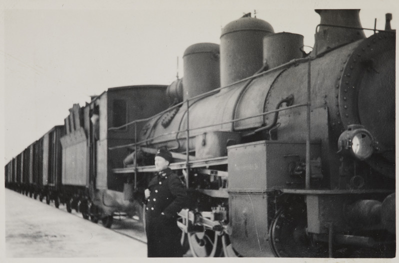 Pilte Eesti raudteedelt: auruveduriga kaubarong, veduri kõrval talivormis raudteelane, 1930. aastad
