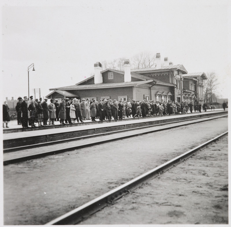 Pilte Eesti raudteedelt: reisijad Rakvere jaamas perroonil, 1930. aastad
