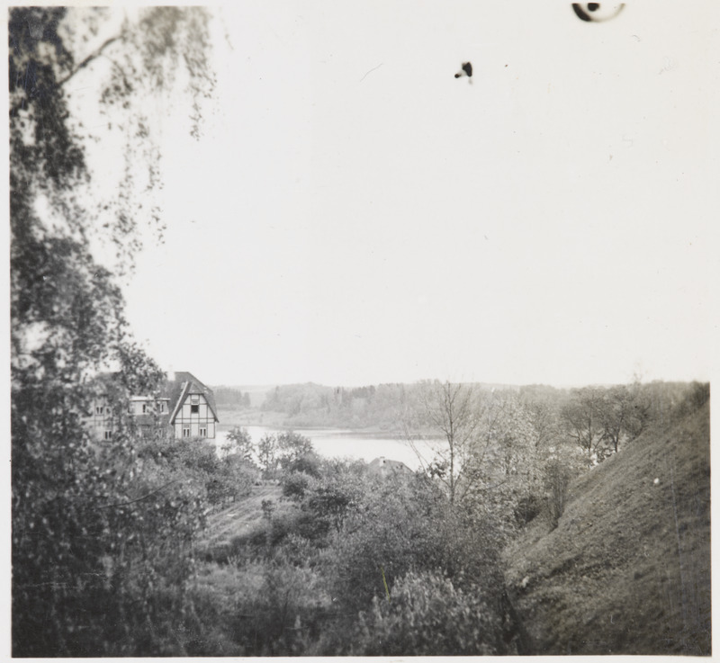 Pilte Eesti raudteedelt: vaade Rosenbergi villale ja Viljandi järvele, 1930. aastad