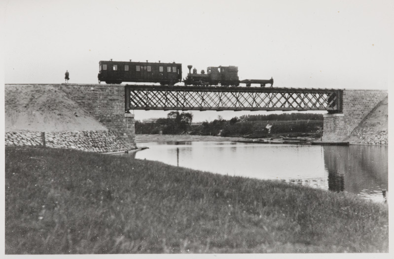 Pilte Eesti raudteedelt: auruvedur vagunitega Reiu raudteesillal, 1920. aastate II pool