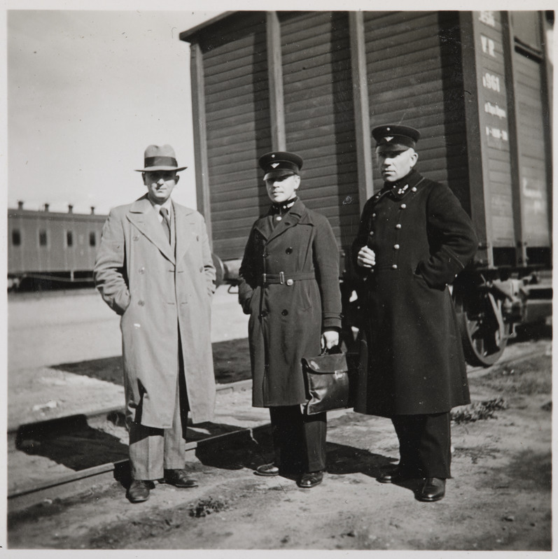 Pilte Eesti raudteedelt: raudteeametnikud kaubavaguni juures, 1930. aastad