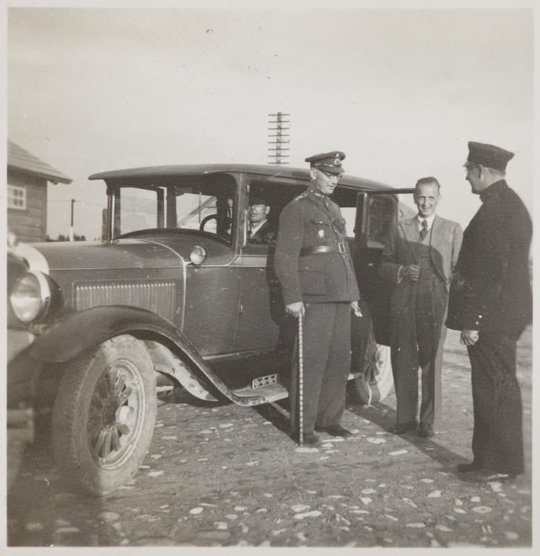 Pilte Eesti raudteedelt: ekspluatatsiooniameti juhataja Elias Kasak sõiduauto juures kolleegidega vestlemas, 1930. aastad